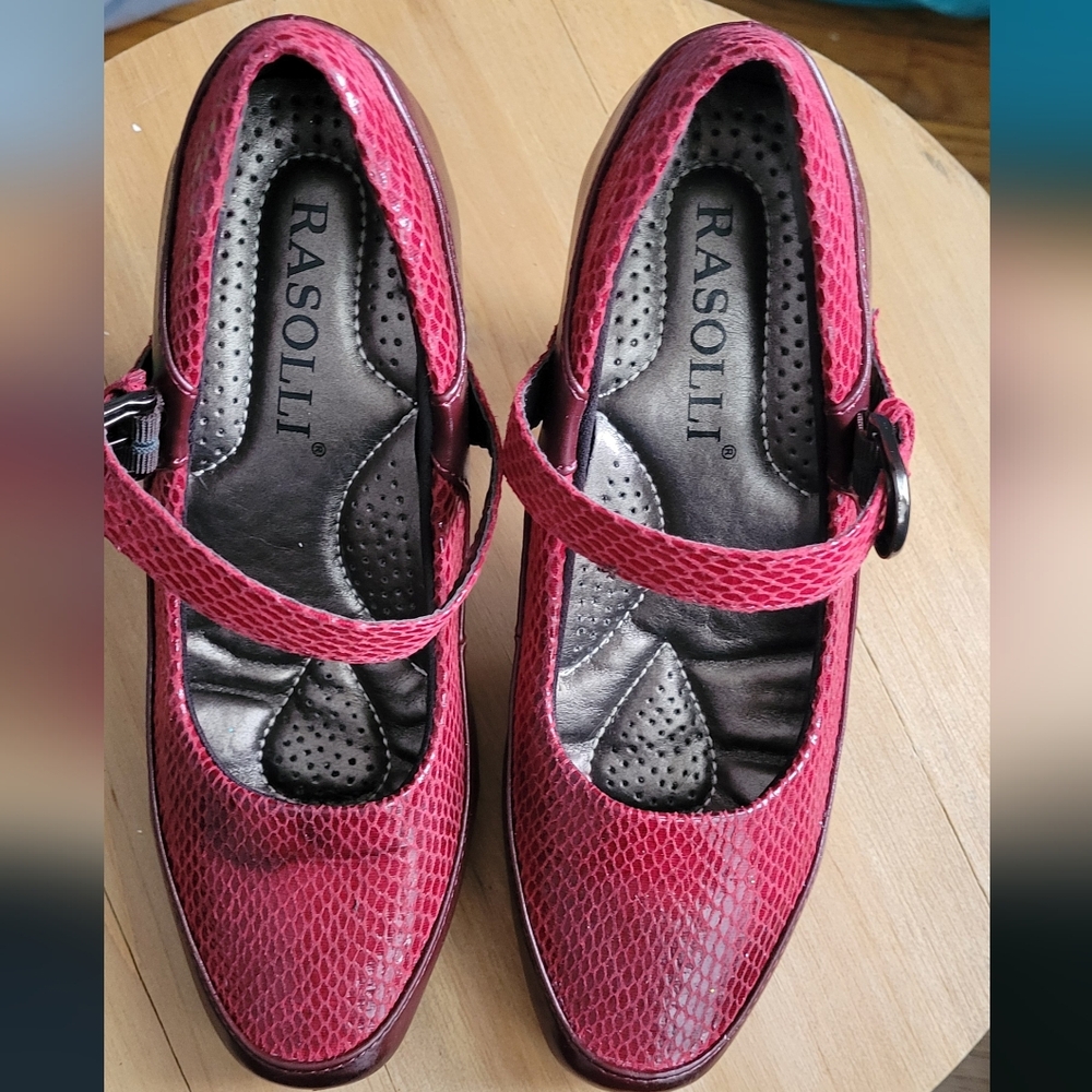Rasolli Women's Raspberry Textured Heels